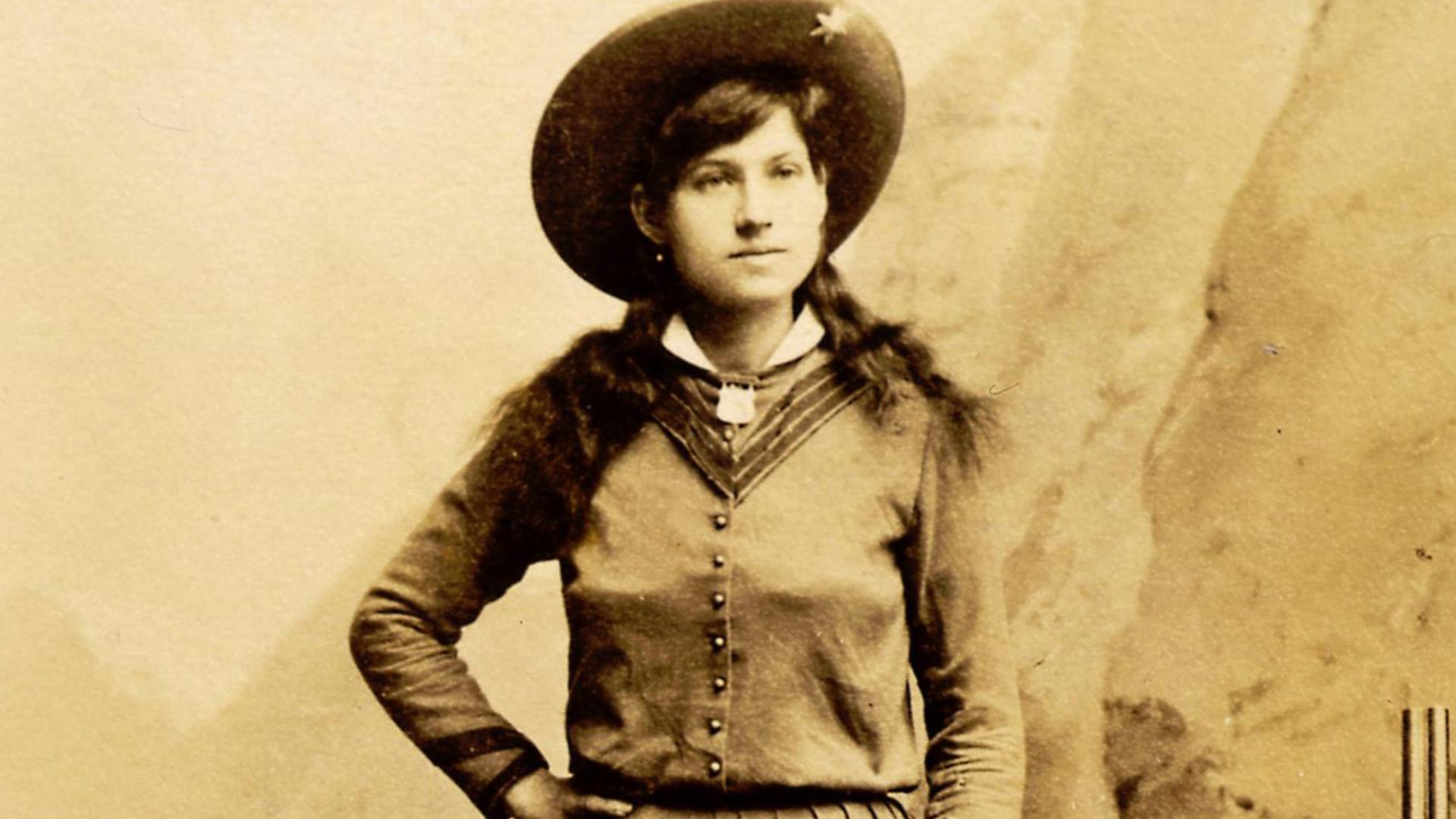 File:Annie Oakley c1890s.jpg