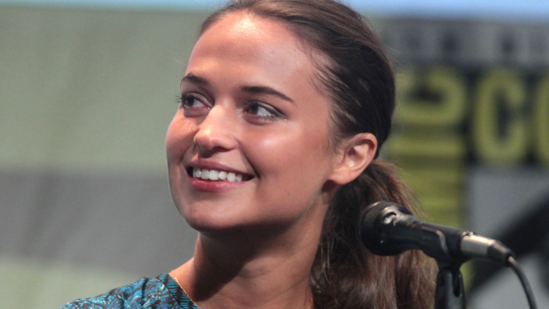 File:Alicia Vikander 2015 Comic-Con 03 (cropped).jpg