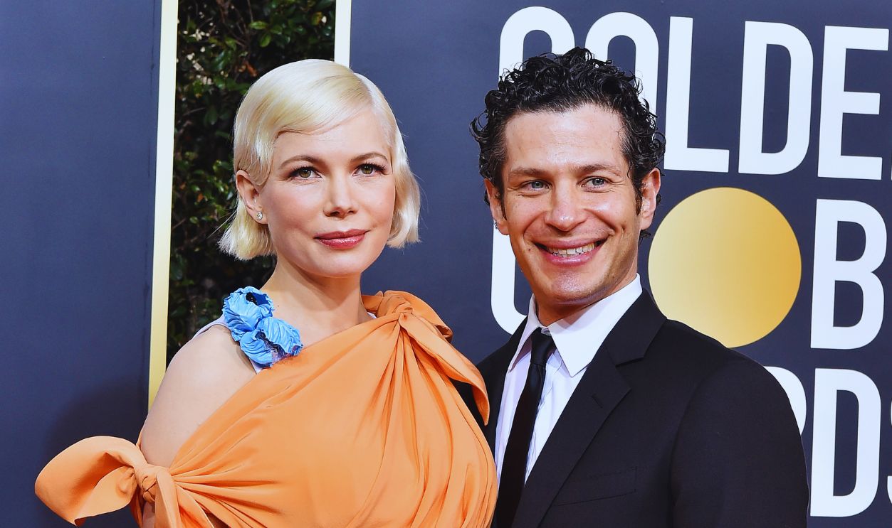 Gettyimages - FilmMagic, 77th Annual Golden Globe Awards - Arrivals BEVERLY HILLS, CALIFORNIA - JANUARY 05: Michelle Williams and Thomas Kail attend the 77th Annual Golden Globe Awards at The Beverly Hilton Hotel on January 05, 2020 in Beverly Hills, California. 