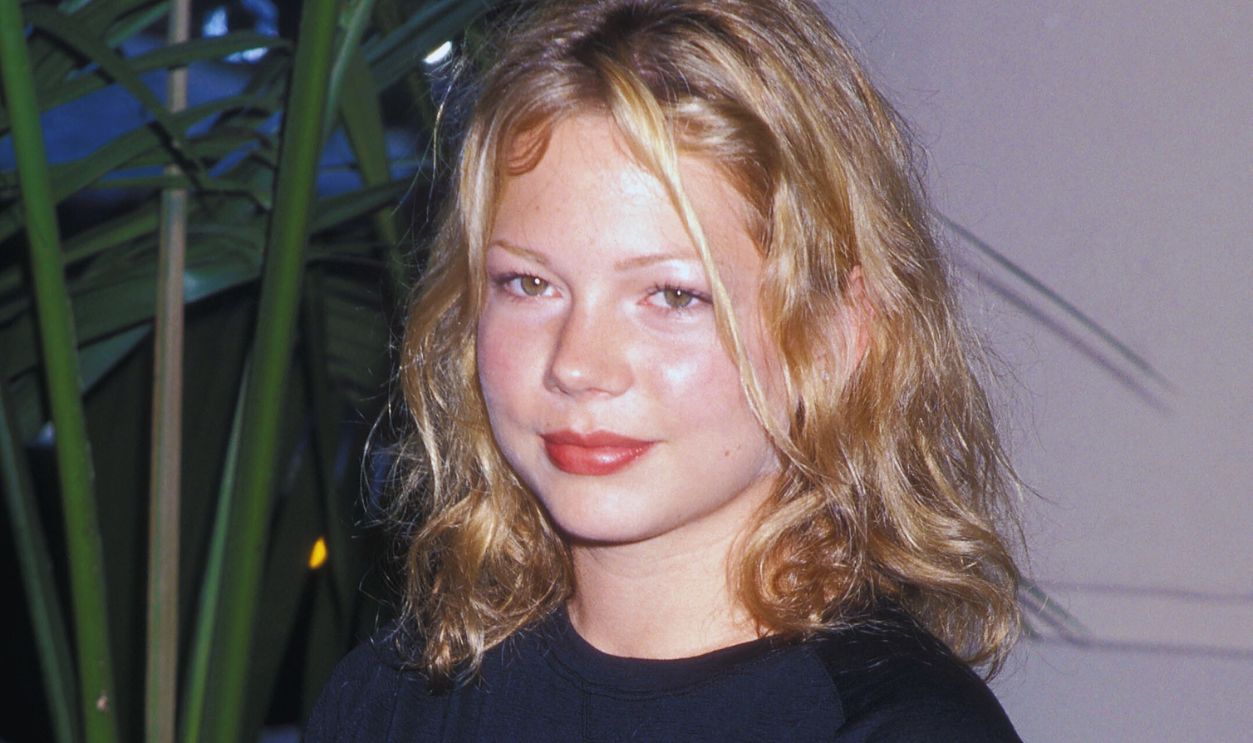 Gettyimages - 149287508, Seventh Annual Women in Film Lucy Awards BEVERLY HILLS, CA - SEPTEMBER 8: Actress Michelle Williams attends the Seventh Annual Women in Film Lucy Awards on September 8, 2000 at the Beverly Hilton Hotel in Beverly Hills, California.