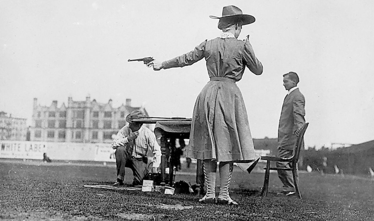Annie Oakley *13.08.1860–03.11.1926 (actually Phoebe Ann Mosey) Showwoman, trick shooter, USA – in a Wild West show – she shoots with the help of a pocket mirror