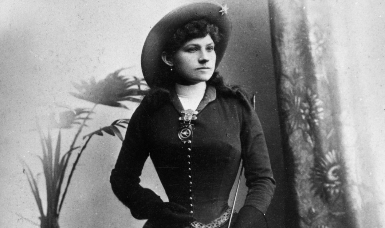 1887: American sharpshooter and rodeo star Annie Oakley (1860 - 1926) on tour with Buffalo Bill's 'Wild West Show' in Glasgow, Scotland.