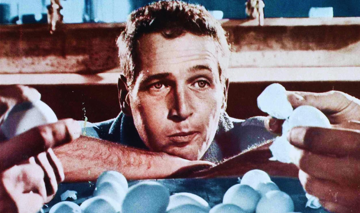 Gettyimages - 1262759362, Der Unbeugsame, Cool Hand Luke Kino. Der Unbeugsame, Cool Hand Luke, Der Unbeugsame, Cool Hand Luke, Paul Newman Luke (Paul Newman) gewinnt den Respekt seiner Mitgefangenen als er fuenfzig harte Eier isst., 1967.