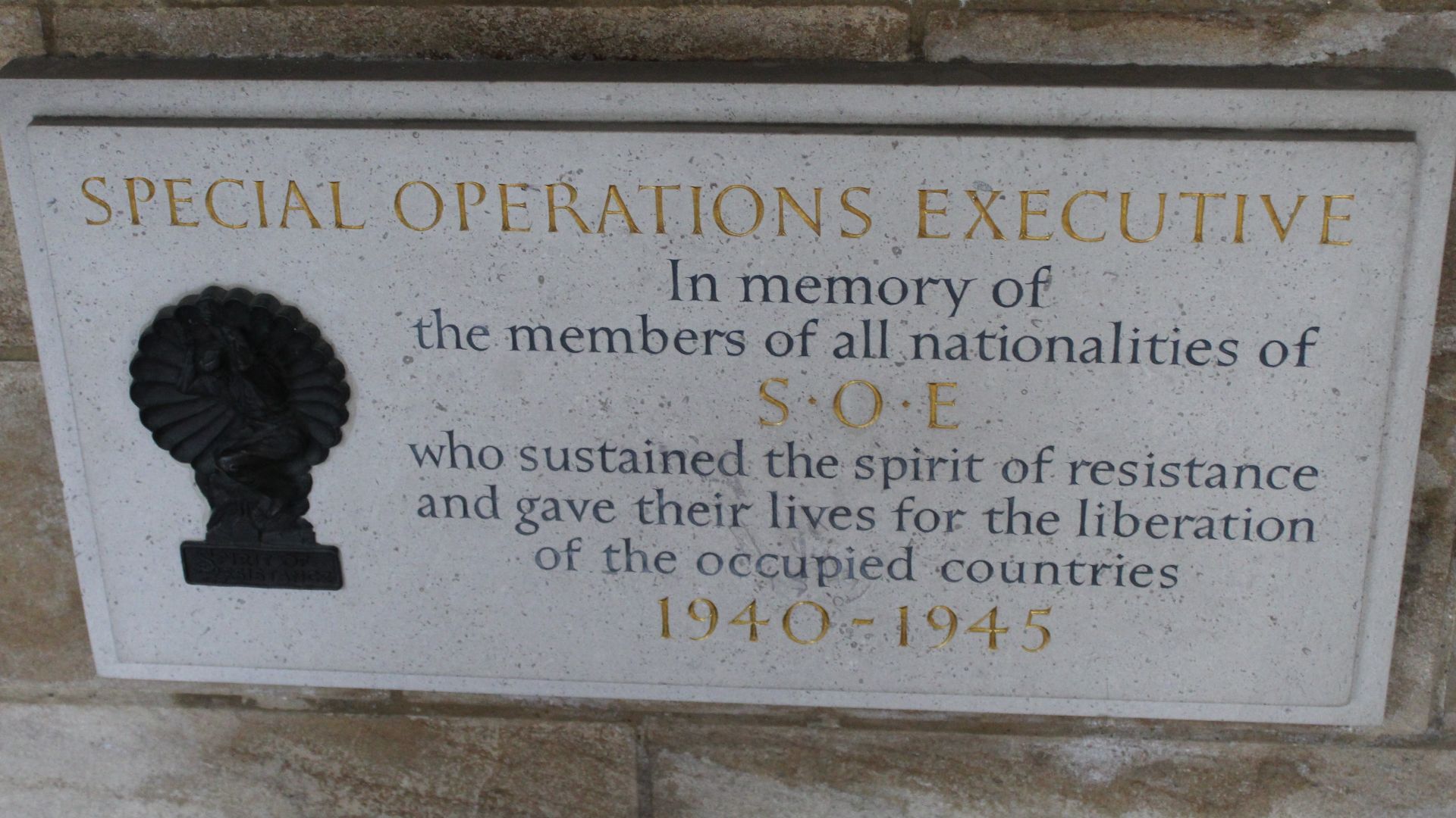File:SOE Memorial plaque.jpg