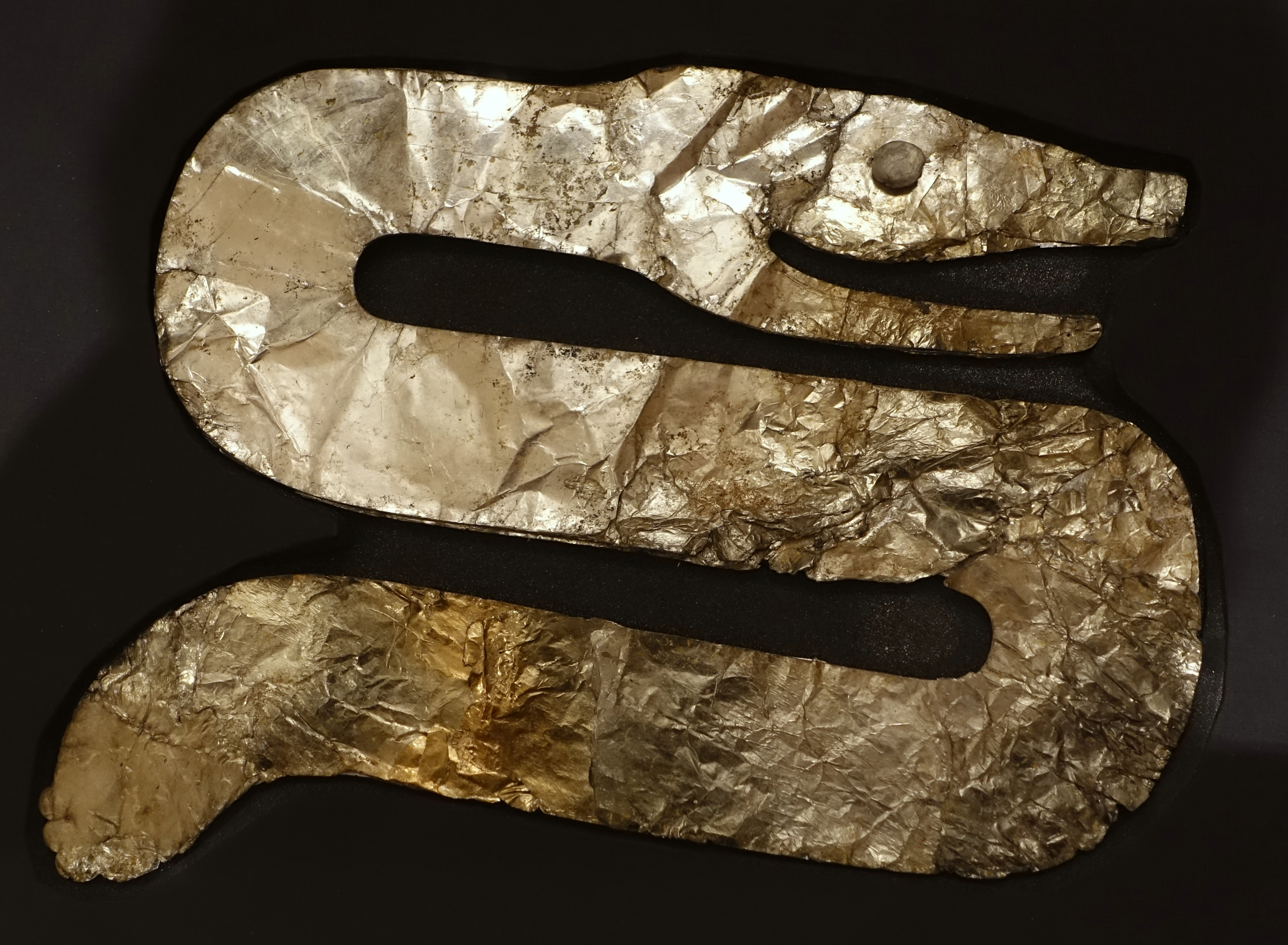 File:Serpent effigy, Hopewell culture, Turner Group, Mound 4, altar, Little Miami Valley, Ohio, 200 BC to 500 AD, mica - Native American collection - Peabody Museum, Harvard University - DSC06095.jpg