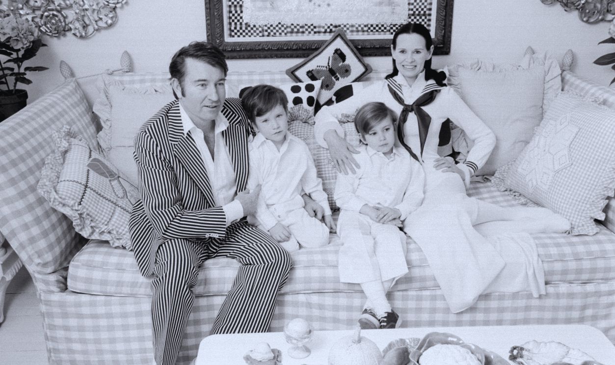 Gettyimages - 107912570, Cooper Family Portrait (L-R) Author and actor Wyatt Emory Cooper, Carter Vanderbilt Cooper, heiress and socialite Gloria Vanderbilt and Anderson Cooper pose for a family portrait as they play on a sofa in their home on March 30, 1972 in Southampton, Long Island, New York.