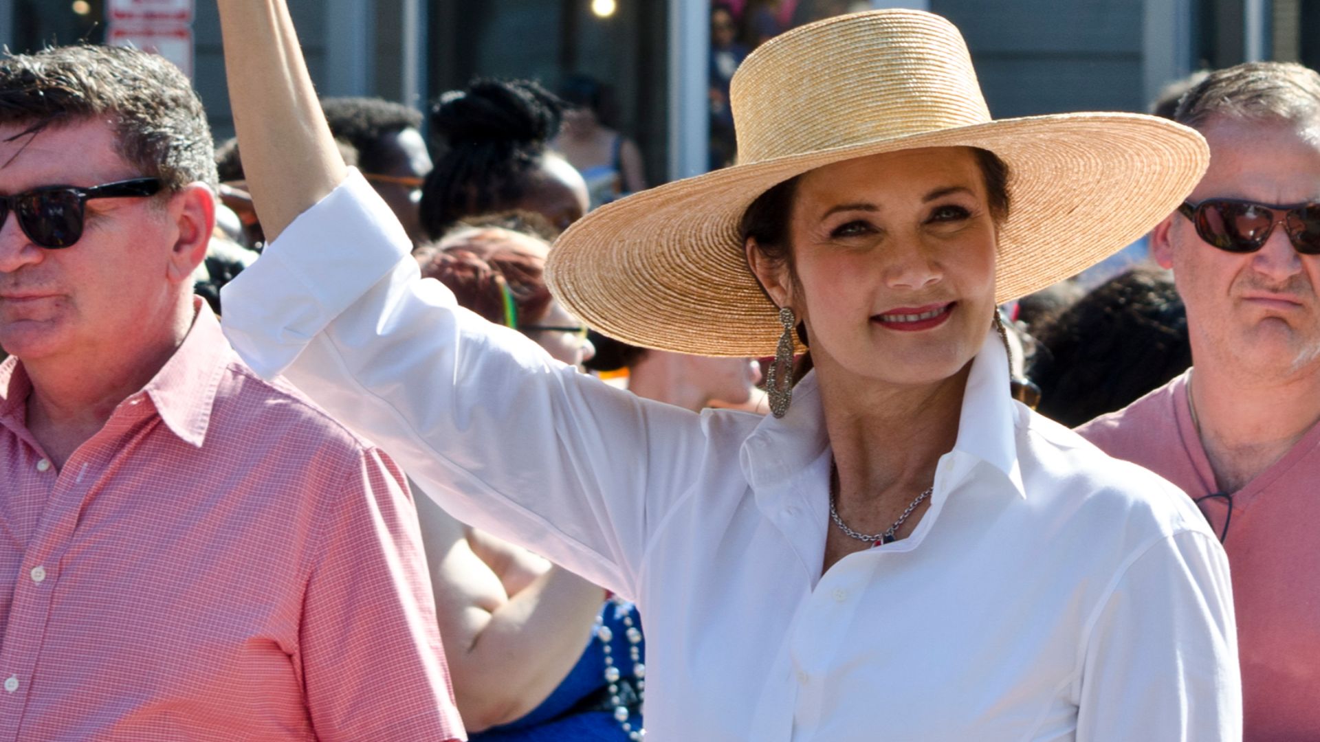 File:Lynda Carter 2013.jpg
