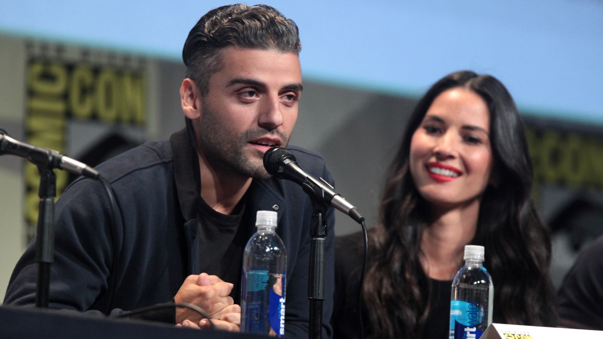 File:SDCC 2015 - Oscar Isaac & Olivia Munn (19572152338).jpg