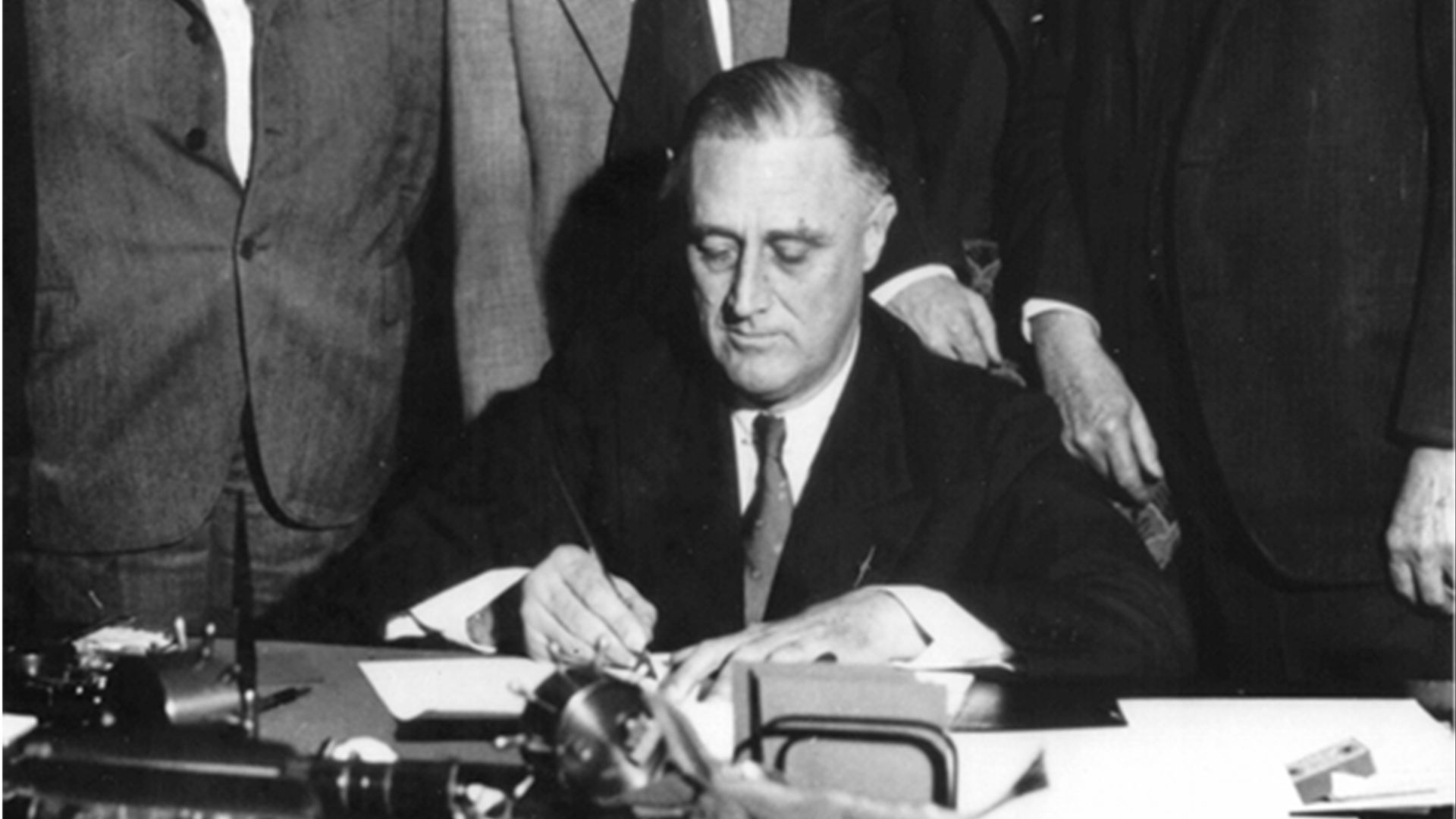 File:Roosevelt signing TVA Act (1933).jpg