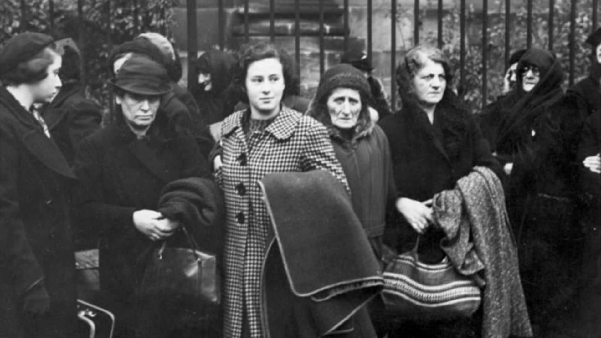 File:Bundesarchiv Bild 146-1982-174-27, Nürnberg, Ausweisung polnischer Juden.jpg