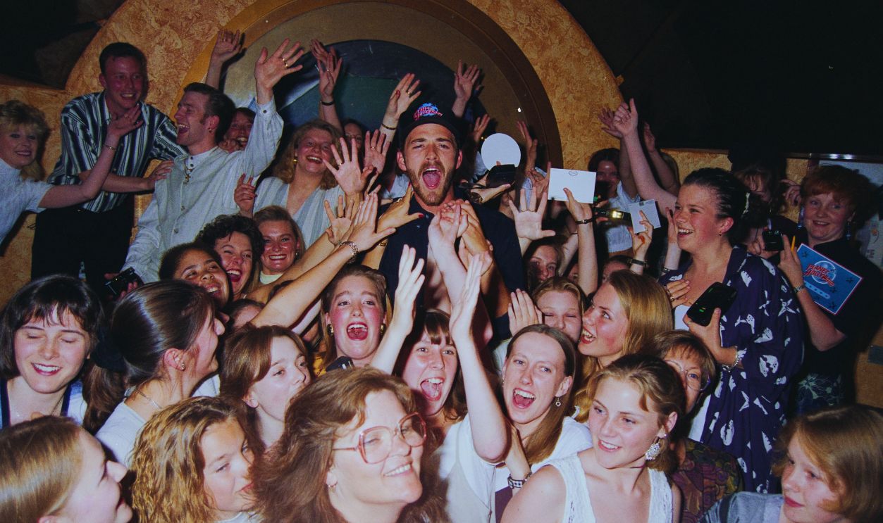 Gettyimages - 1729906317, Luke Perry American actor Luke Perry with fans at an event held at Planet Hollywood, London, 27th June 1994.