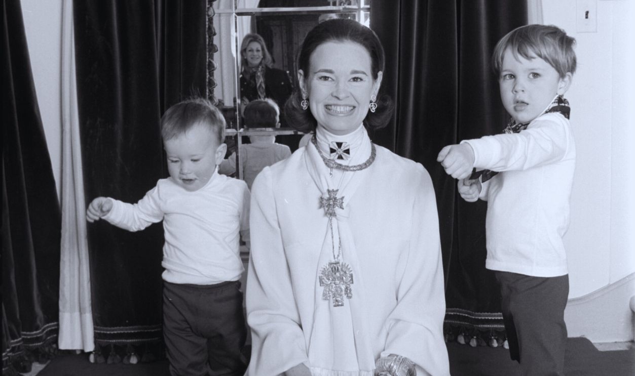 Gettyimages - 107912703, Cooper Family Portrait LONG ISLAND, NY - CIRCA 1969: Socialite and heiress Gloria Vanderbilt poses for a portrait session with her sons Anderson Cooper and Carter Vanderbilt Cooper (right) in their home in circa 1969 in Southampton, Long Island, New York.