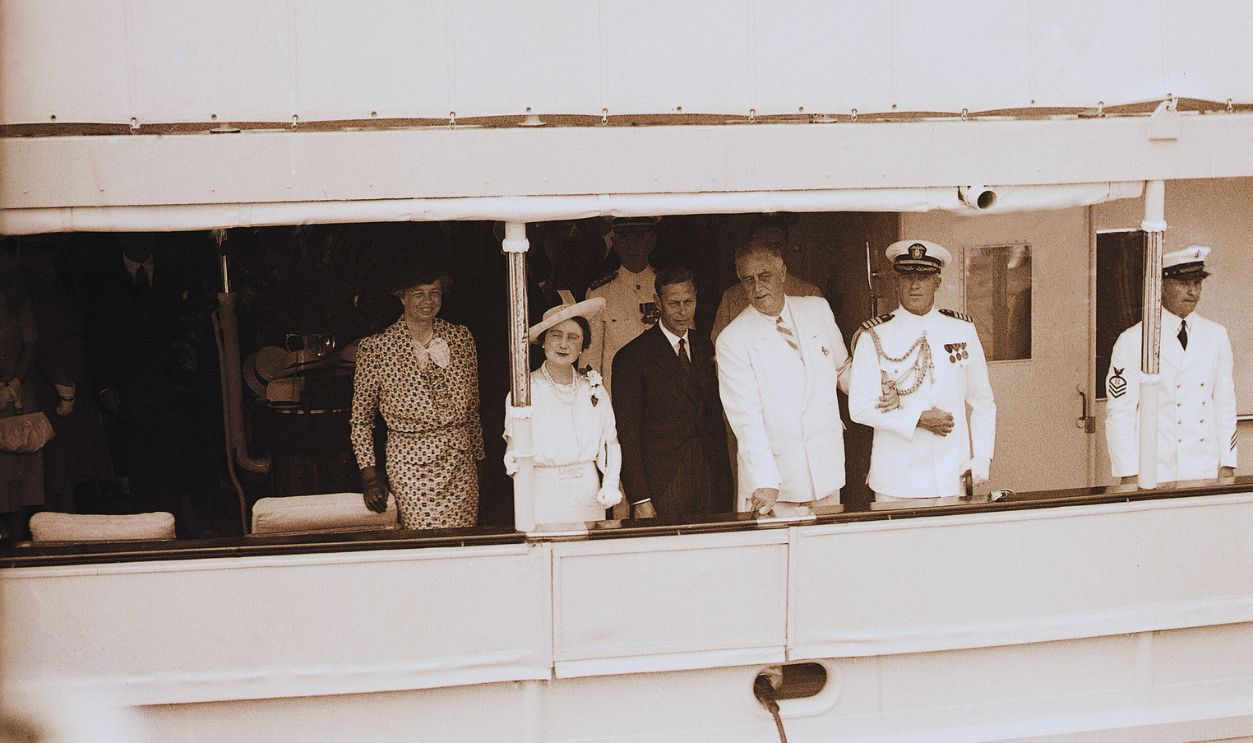 Gettyimages - 515454002, Roosevelts W/Royalty At Rail Of Yacht 