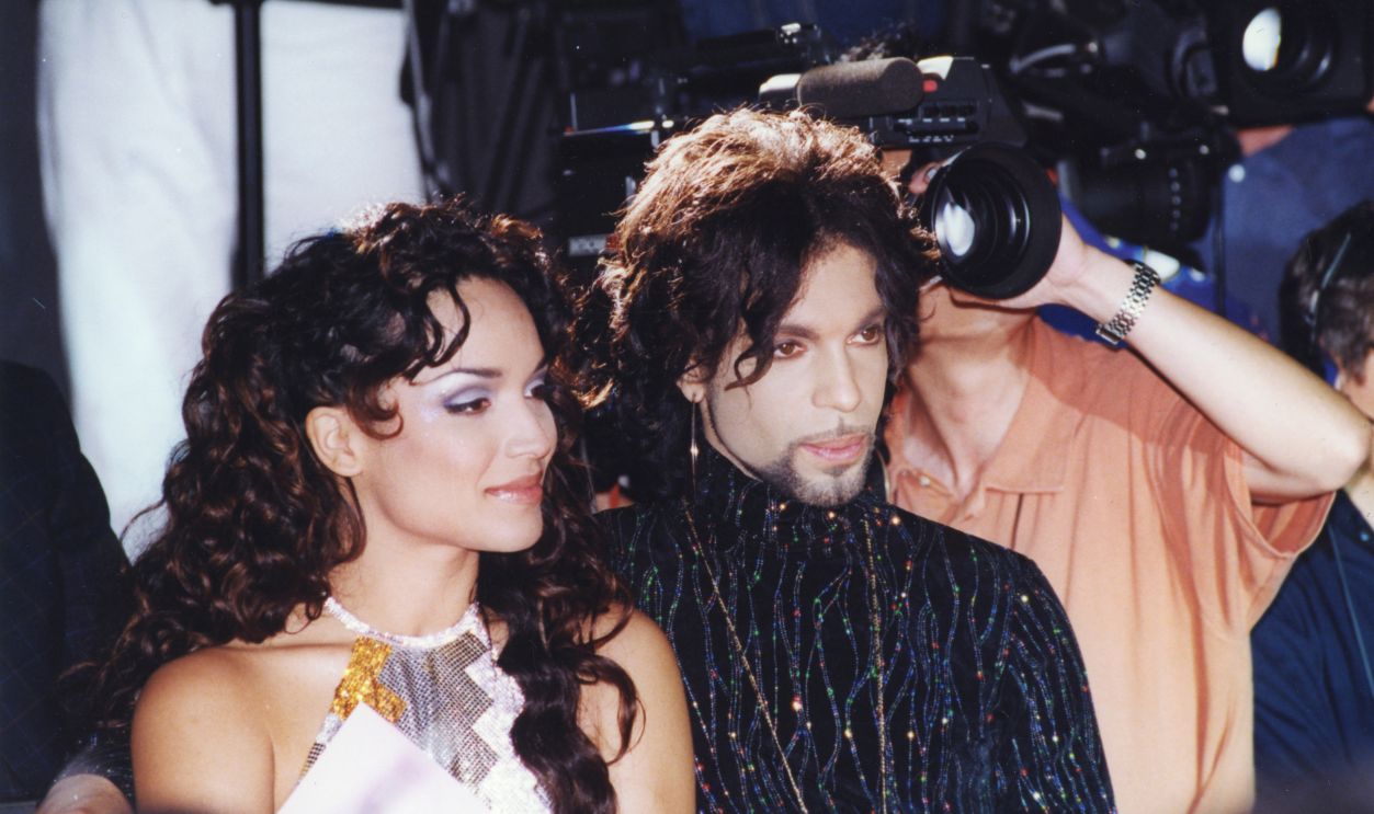Prince et Mayte Garcia lors du défilé Versace à Paris le 15 juillet 1999, France.