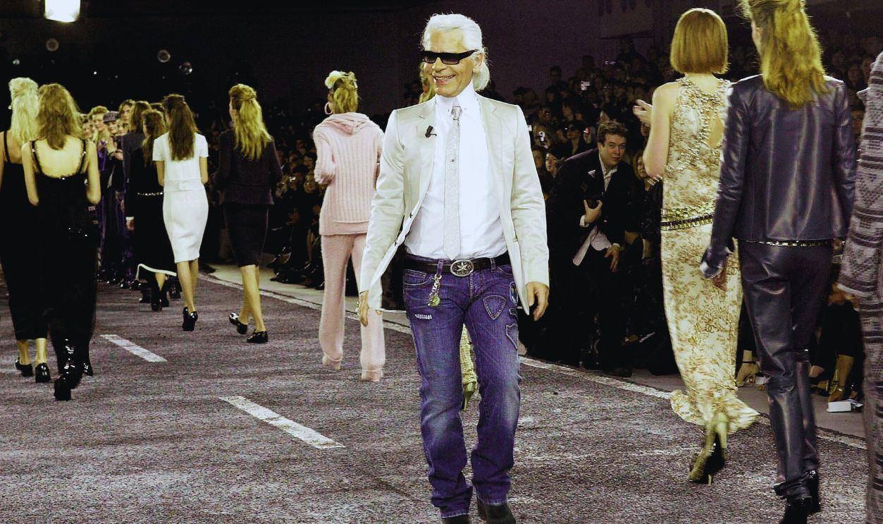 Gettyimages - 3050255, Chanel ready-to-wear Fall-Winter 2004-2005 PARIS - MARCH 5: Fashion designer Karl Lagerfeld with models on the catwalk, Chanel ready-to-wear Fall-Winter 2004-2005 fashion collection March 5, 2004 in Paris, France. 