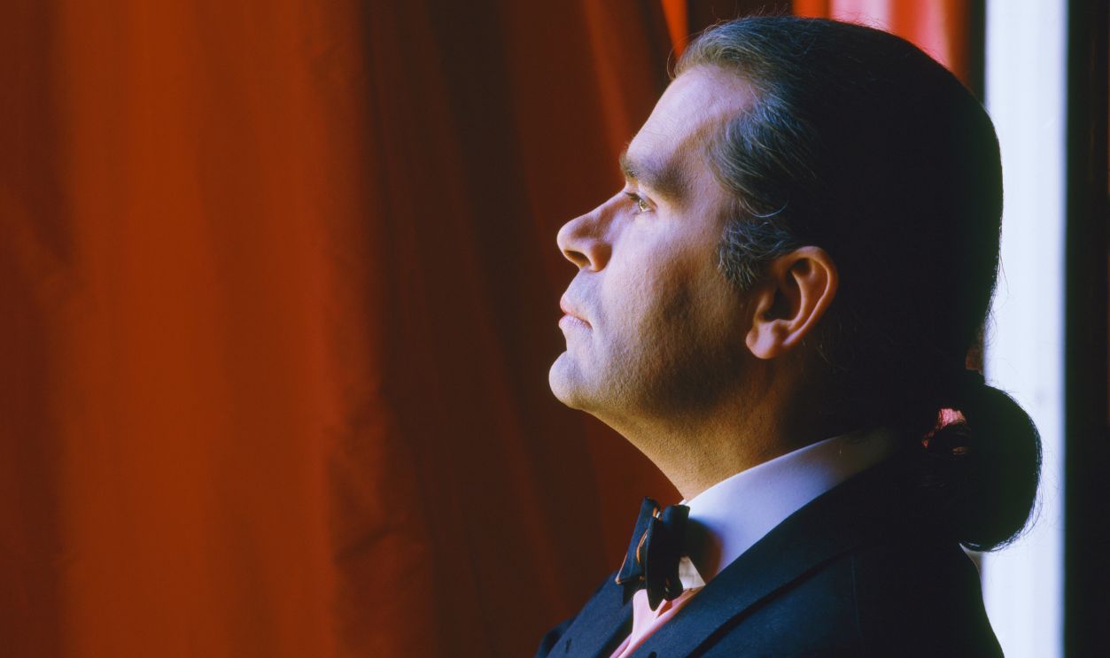 Gettyimages - 952606254, Karl Lagerfeld chez lui à Paris en 1983 Karl Lagerfeld chez lui à Paris en 1983, France.