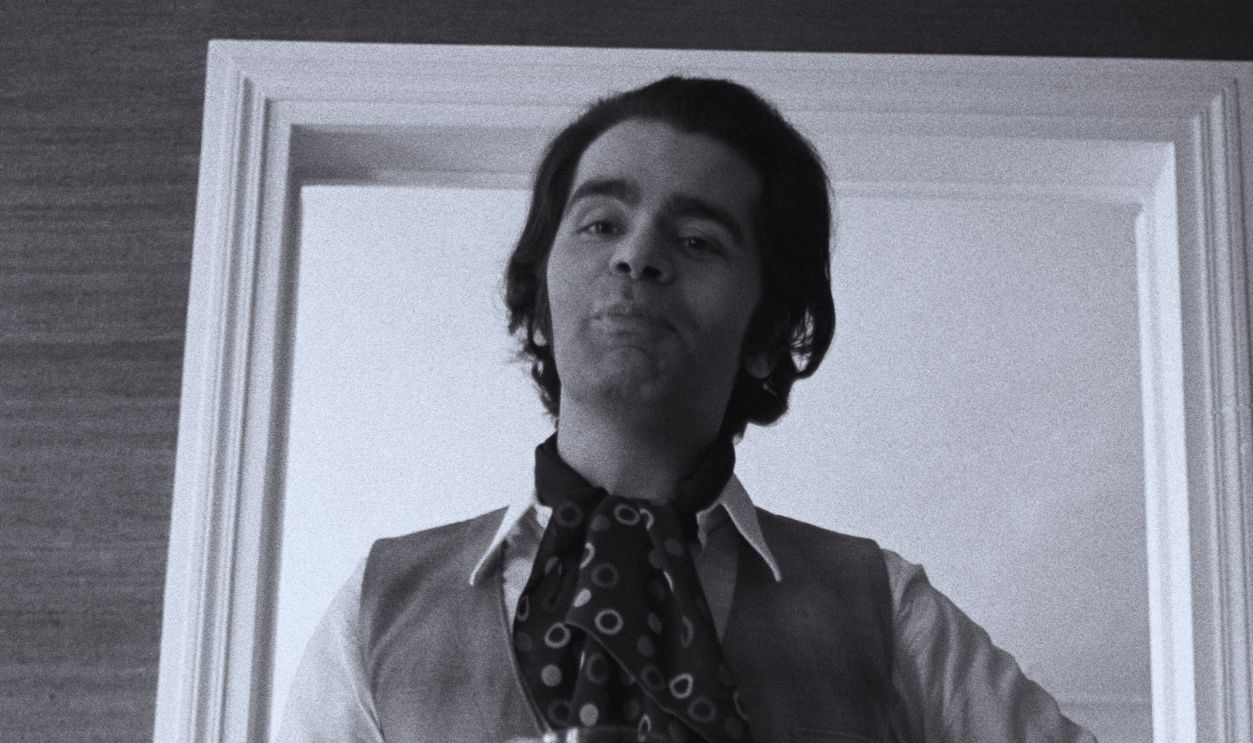 Gettyimages - 1460910191, Karl Lagerfeld, Paris Karl Lagerfeld holding a glass of wine in his Paris apartment