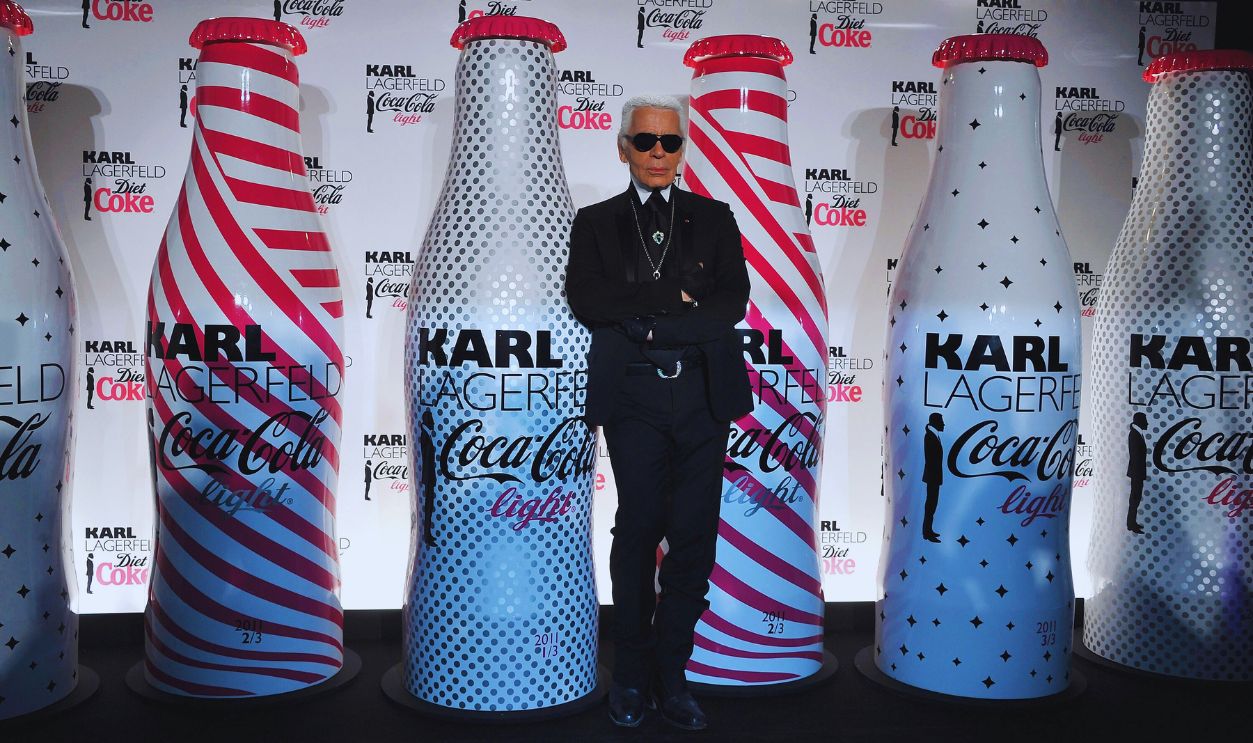 Gettyimages - 111849950, Coca-Cola Light & Karl Lagerfeld New Collaboration Celebration Cocktail PARIS, FRANCE - APRIL 07: Karl Lagerfeld attends the Coca-Cola Light & Karl Lagerfeld New Collaboration Celebration Cocktail at Restaurant Le Georges 