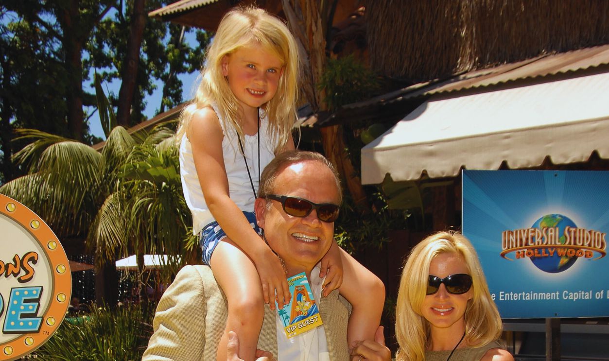 Gettyimages - 81132830, The Simpsons Unveil Their Ride At Universal Studios UNIVERSAL CITY, CA - MAY 17: Actor Kelsey Grammer, wife Camille Grammer (R) and daughter Mason Grammer attend the opening of 