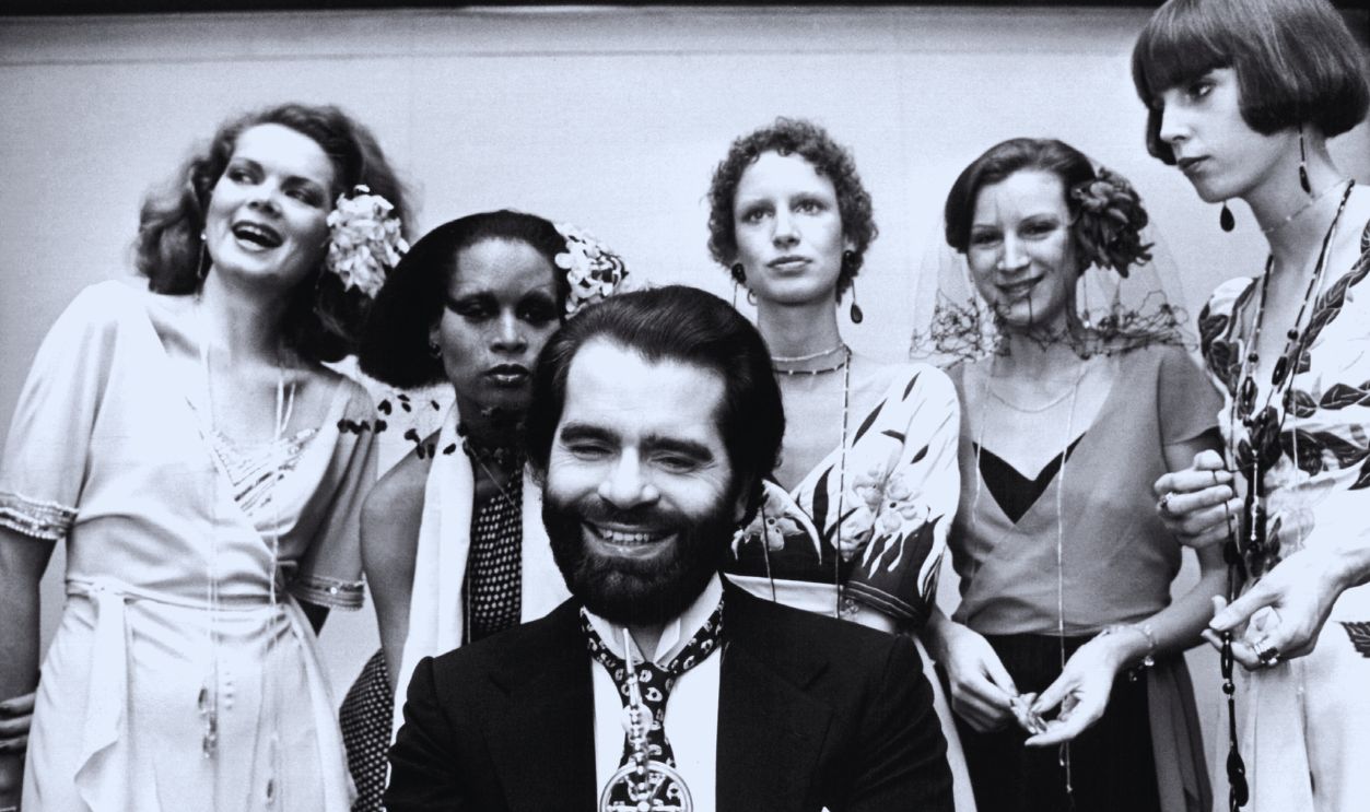 Gettyimages - 1068508788, German fashion designer Karl Lagerfeld German fashion designer Karl Lagerfeld, photographed on 29 November 1973 in Krefeld (North-Rhine Westphalia, Germany). Lagerfeld started working for Balmain in the 1950s in Paris (France), but soon began to launch his career as a fashion designer. | usage worldwide