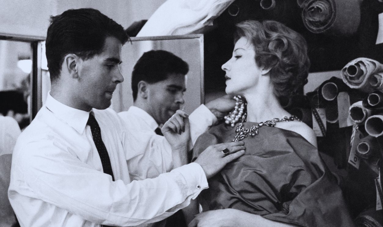 Gettyimages - 967765898, Karl Lagerfeld chez Jean Patou Karl Lagerfeld, styliste de mode chez Jean Patou, faisant des essayages sur un mannequin à Paris, France, le 21 juillet 1958.