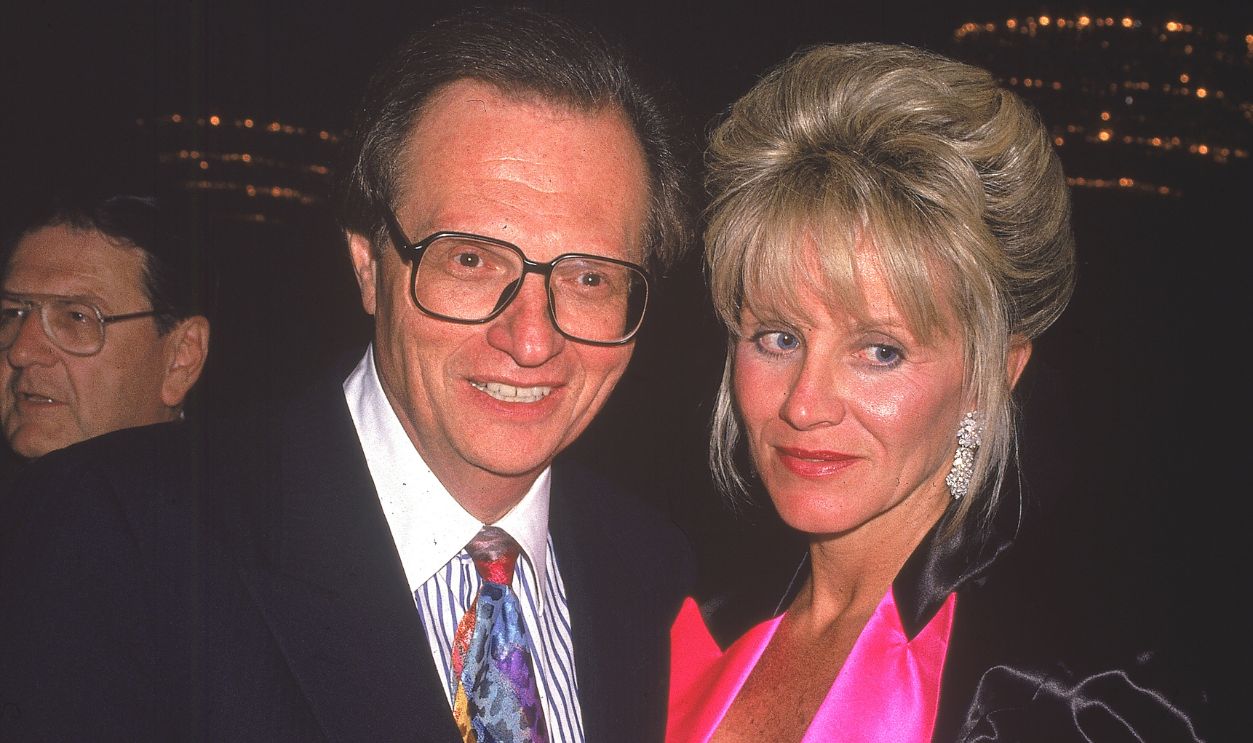 Circa 1990, American talk show host Larry King with his sixth wife, Julie Alexander. They divorced in 1992. 