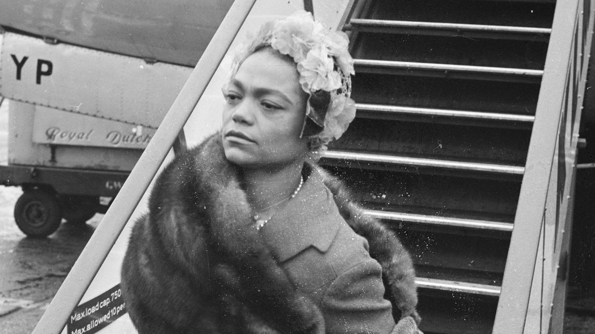 File:Eartha Kit slapende in de bus, Bestanddeelnr 913-8744.jpg