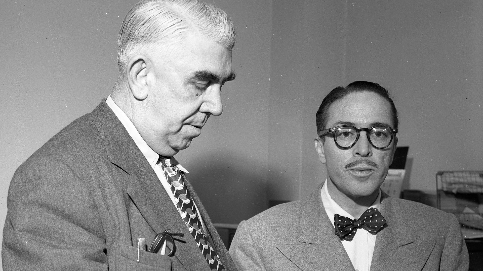File:Dalton Trumbo surrenders to US Marshals.jpg
