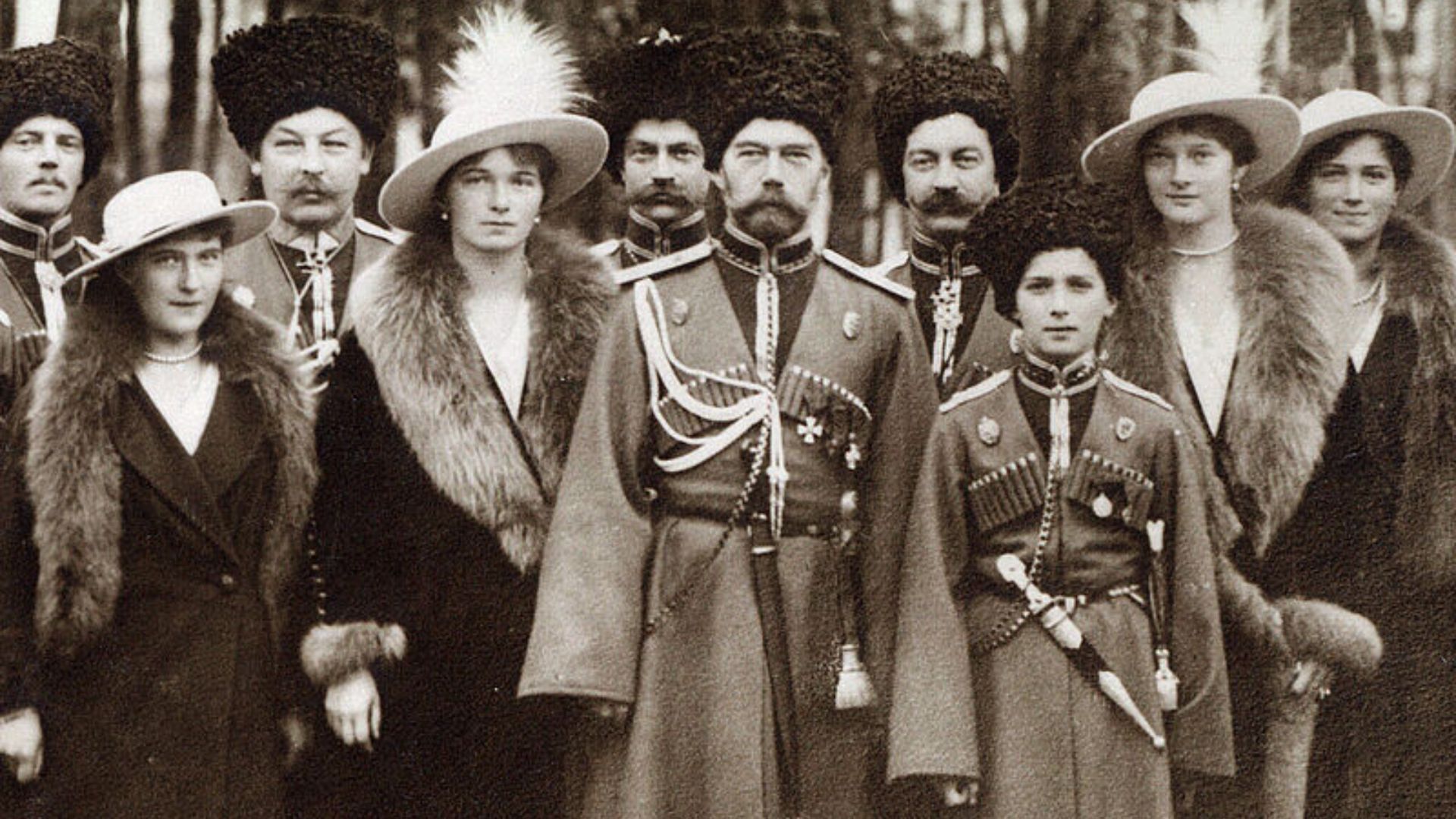 File:Romanovs 1914.jpg