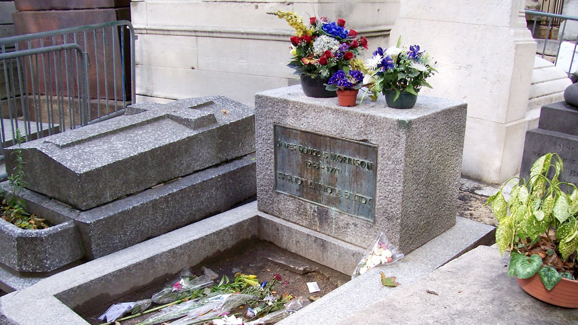 File:Jim-Morrison Pere Lachaise 2.jpg
