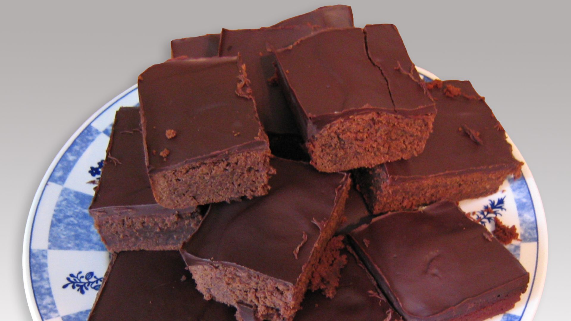 File:Chocolate brownies without table.jpg