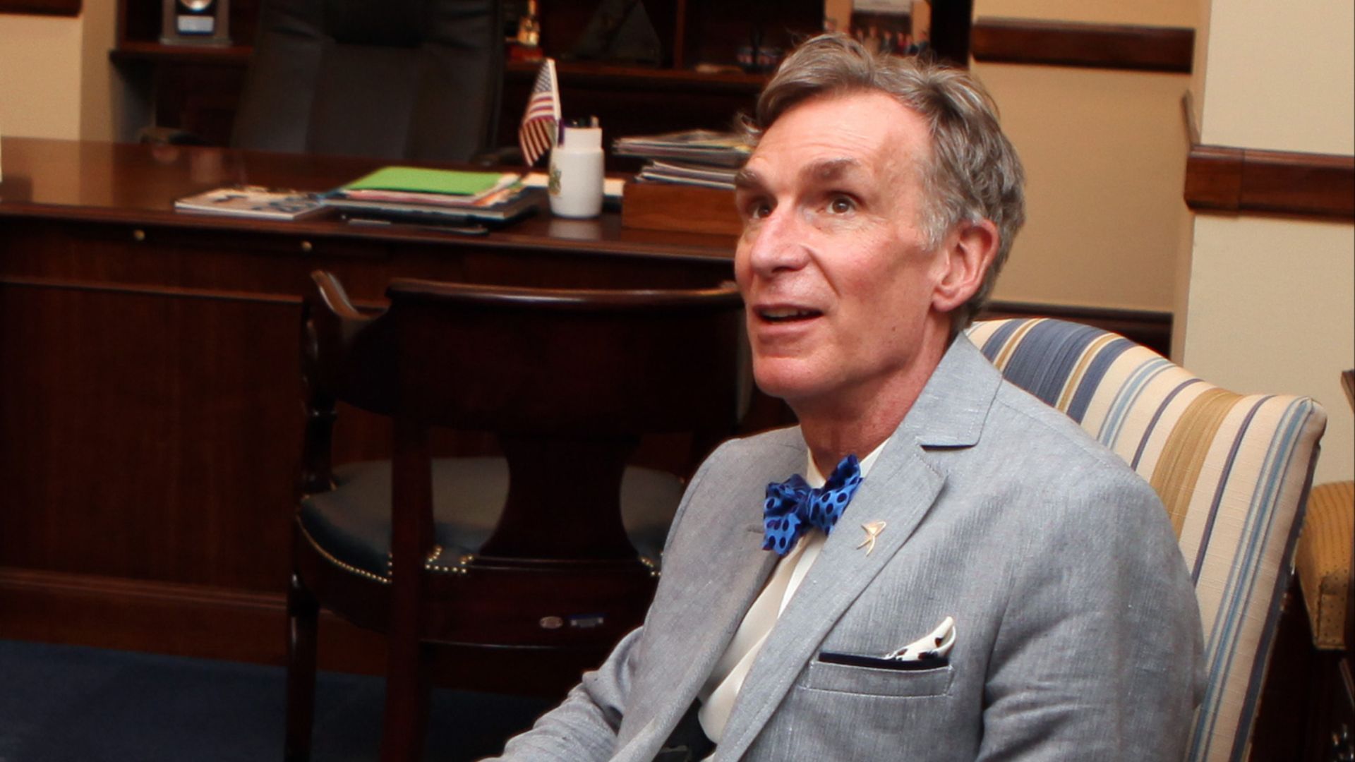 File:2014 Senator Coons meets with Bill Nye the Science Guy in chairs (cropped to Nye).jpg