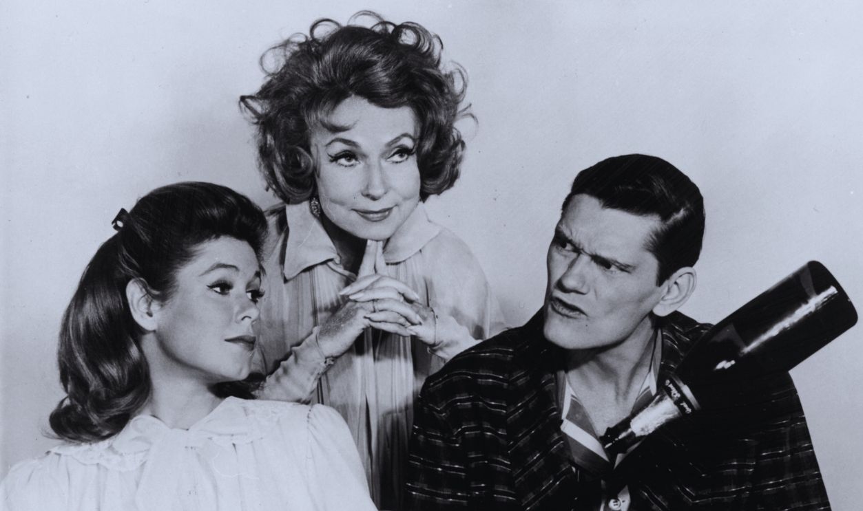   Gettyimages - 3435269, Bewitched Cast 26th October 1966: Some of the cast of the hit TV show 'Bewitched', (from left) Elizabeth Montgomery, Agnes Moorhead (1906 - 1974) and Dick York (1928 - 1992).