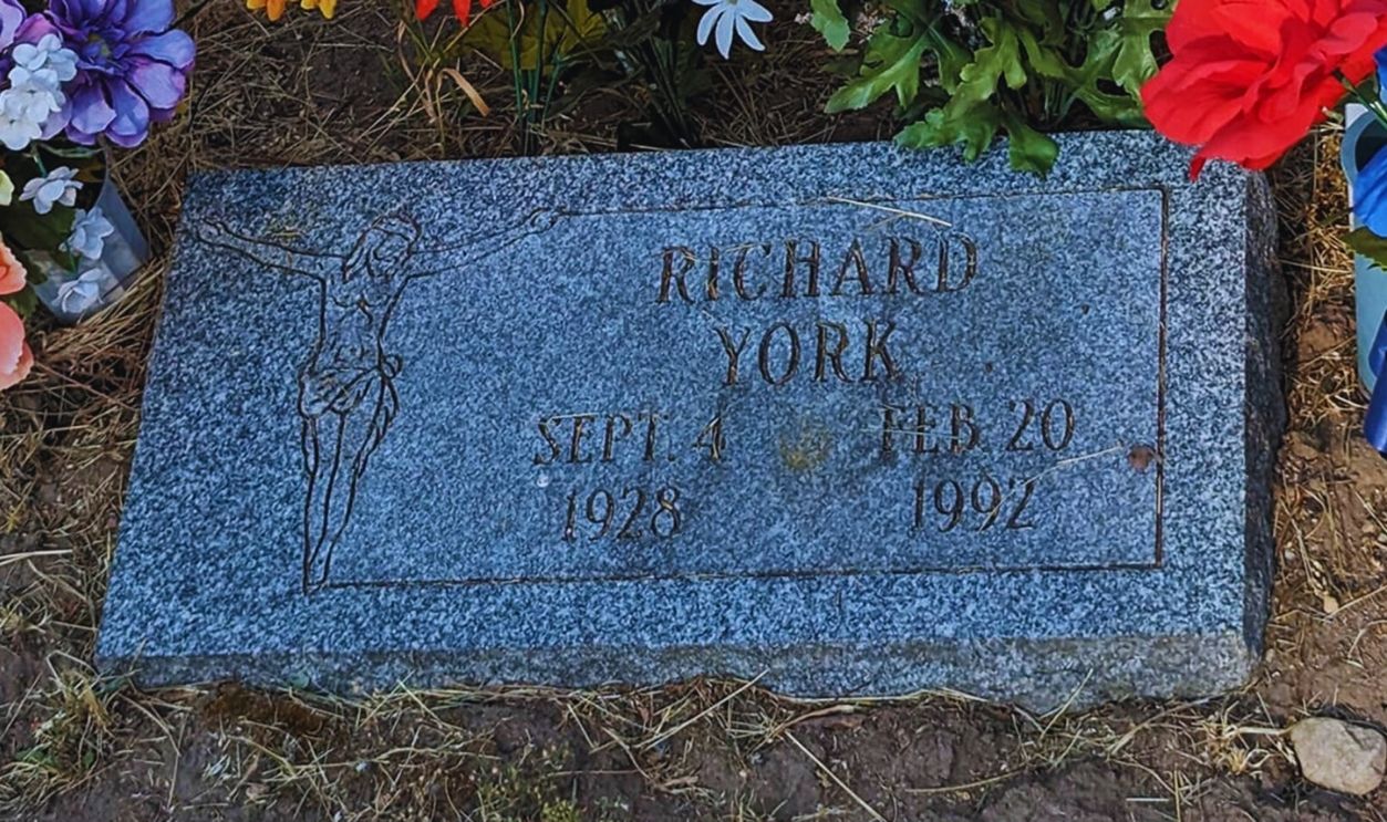 Gettyimages - 1538596026, Bill Tompkins Dick York grave Archive ROCKFORD, MICHIGAN - September 4: ( MANDATORY CREDIT Bill Tompkins/Getty Images ) Actor Richard ( Dick ) York's grave located in the Plainfield Cemetery on September 4th, 2008 in Rockford. 
