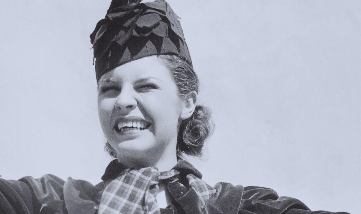 Gettyimages - 526882354, Actress Martha Raye Posing with Pistols