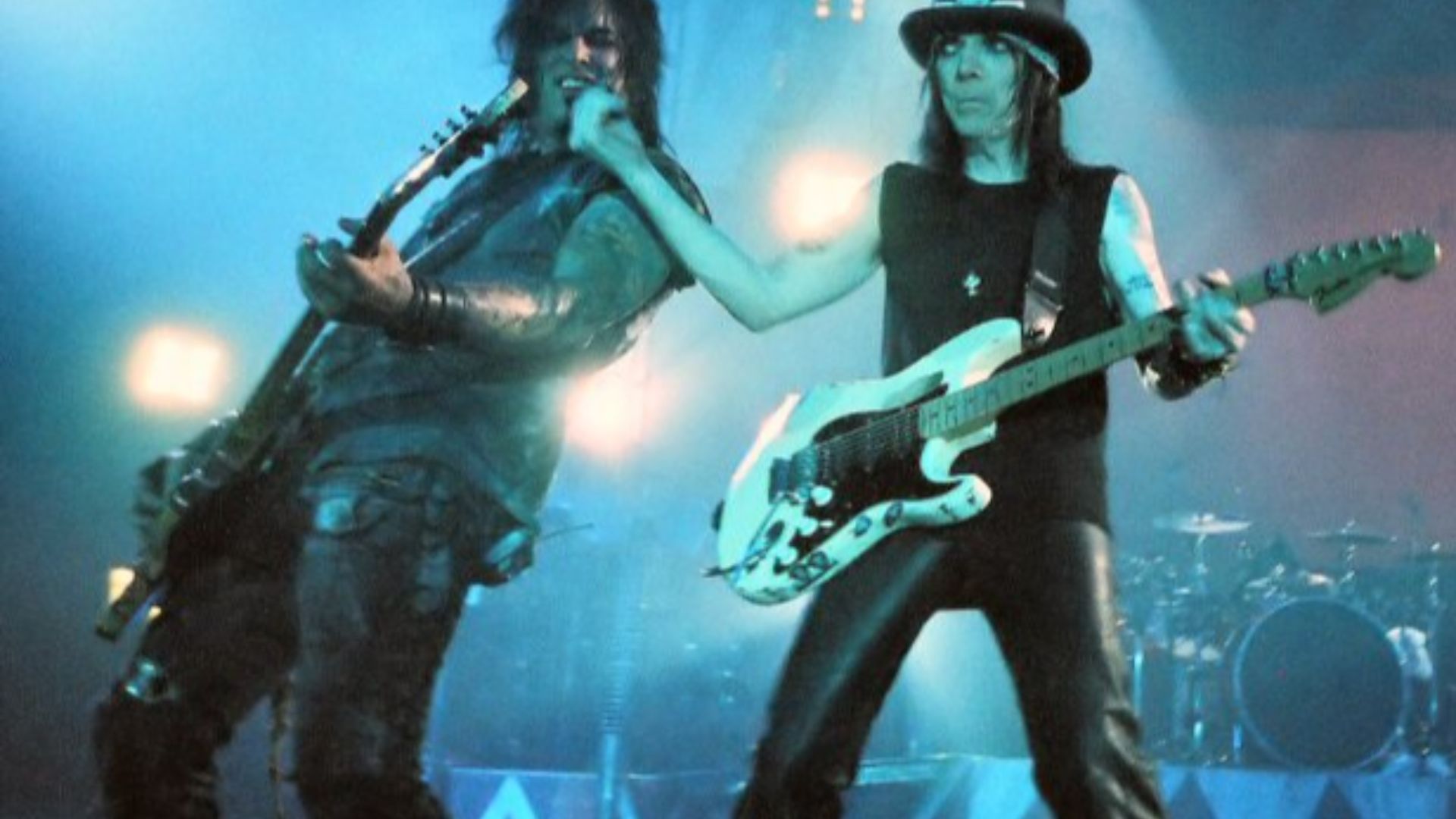 File:Mötley Crüe - 2005.jpg