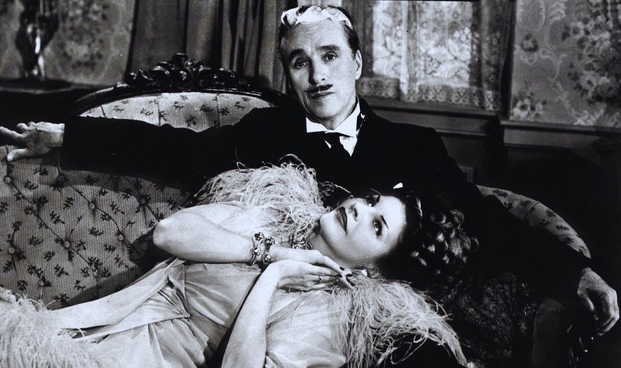 Gettyimages - 1262766957, Monsieur Verdoux -Der Frauenmoerder Von Paris, Monsieur Verdoux Kino. Monsieur Verdoux -Der Frauenmoerder Von Paris, Monsieur Verdoux, Monsieur Verdoux -Der Frauenmoerder Von Paris, Monsieur Verdoux, Charles Chaplin, Martha Raye Henry Verdoux (Charles Chaplin) versucht mit viel Charme an das Geld der reichen Annabella Bonheur (Martha Raye) zu kommen., 1947.