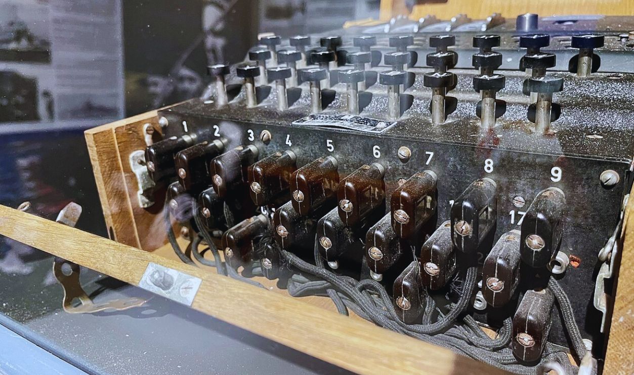 File:Marinemuseet (Royal Norwegian Navy Museum) Horten Norway. German Enigma cipher device 4 rotor code machine used by the military of Nazi Germany during WW2 etc 4-Rotor-Chiffriermaschine (2021) IMG 0878.jpg