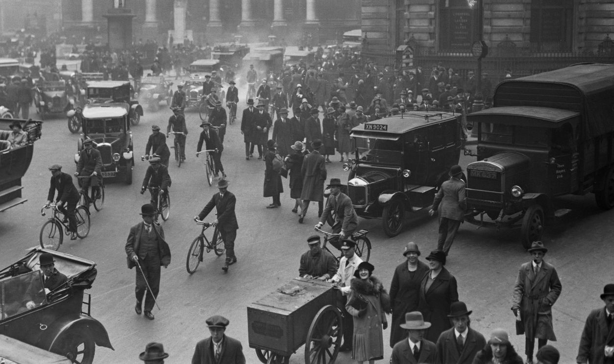 Gettyimages - 3068218, Transport Disruption City workers at Bank in London make their way to work on foot and by bicycle during the General Strike, 4th May 1926.