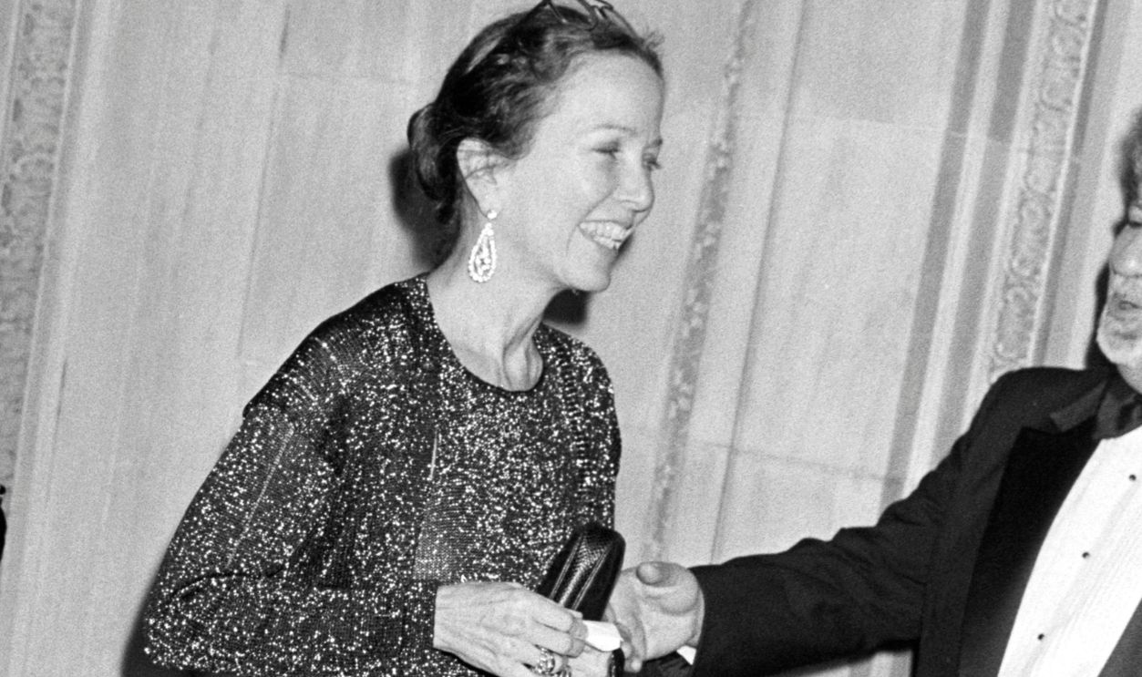 Gettyimages - 1437089015, Seventh Annual Literary Lions Dinner at the New York Public Library Lynn Wyatt (L) and Brooke Hayward attend an event at the central branch of the New York Public Library in New York City on November 11, 1987.