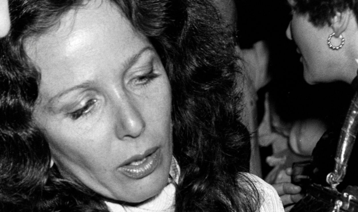 Gettyimages - 1431481701, London Party Hosted by Nicky Haslam and Bubbles Harmsworth Brooke Hayward (C) attends a party in the Eaton Square neighborhood of London, England, on June 23, 1978.