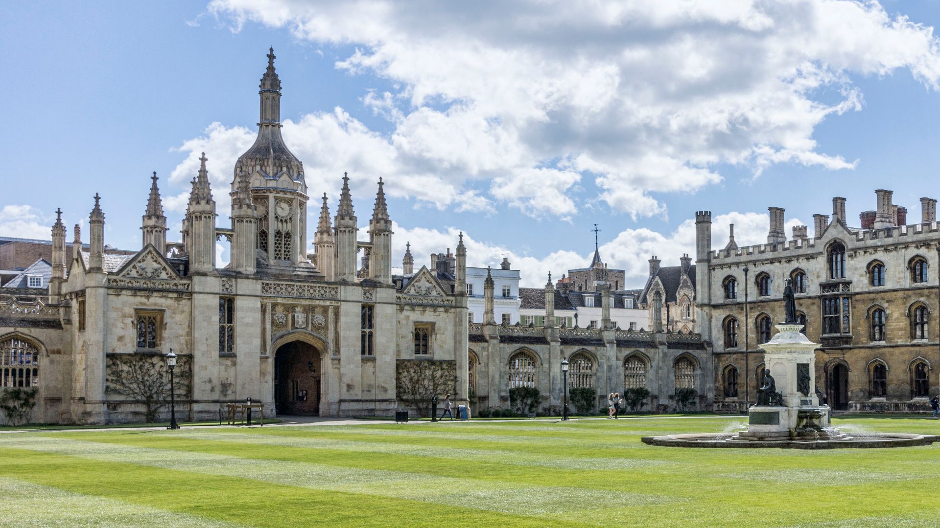 File:Cambridge - King's College - Front court.jpg