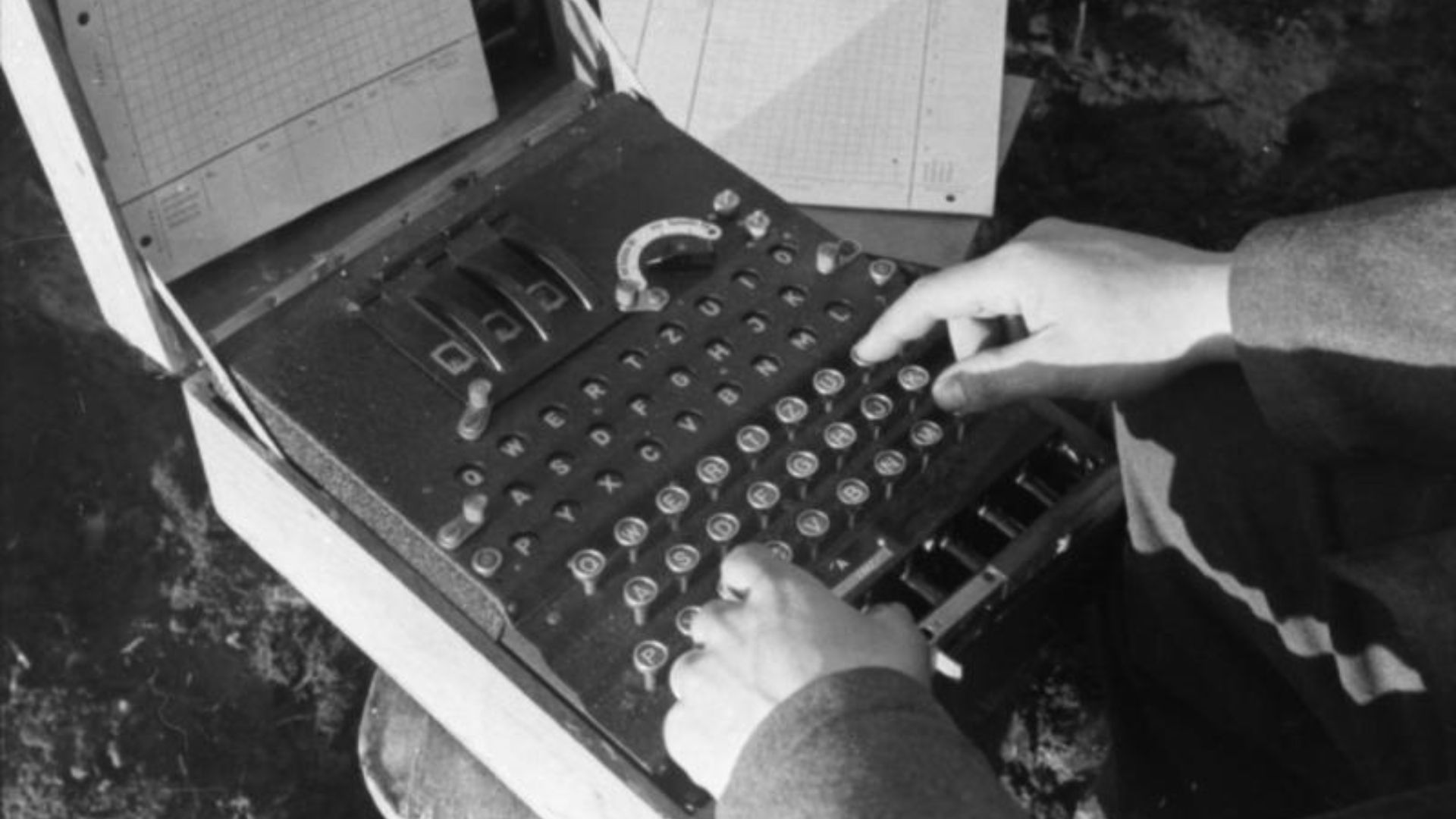 File:Bundesarchiv Bild 101I-241-2173-09, Russland, Verschlüsselungsgerät Enigma.jpg