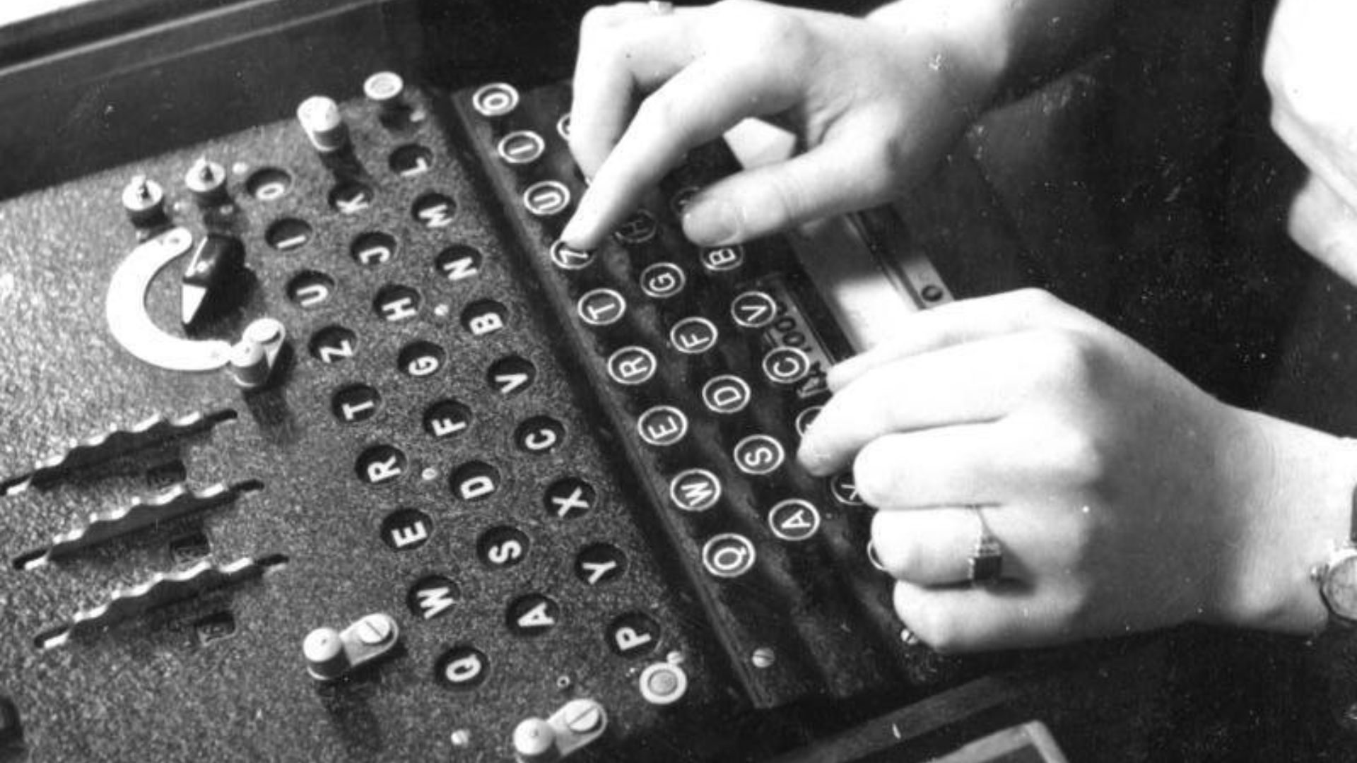 File:Bundesarchiv Bild 183-2007-0705-502, Chiffriermaschine