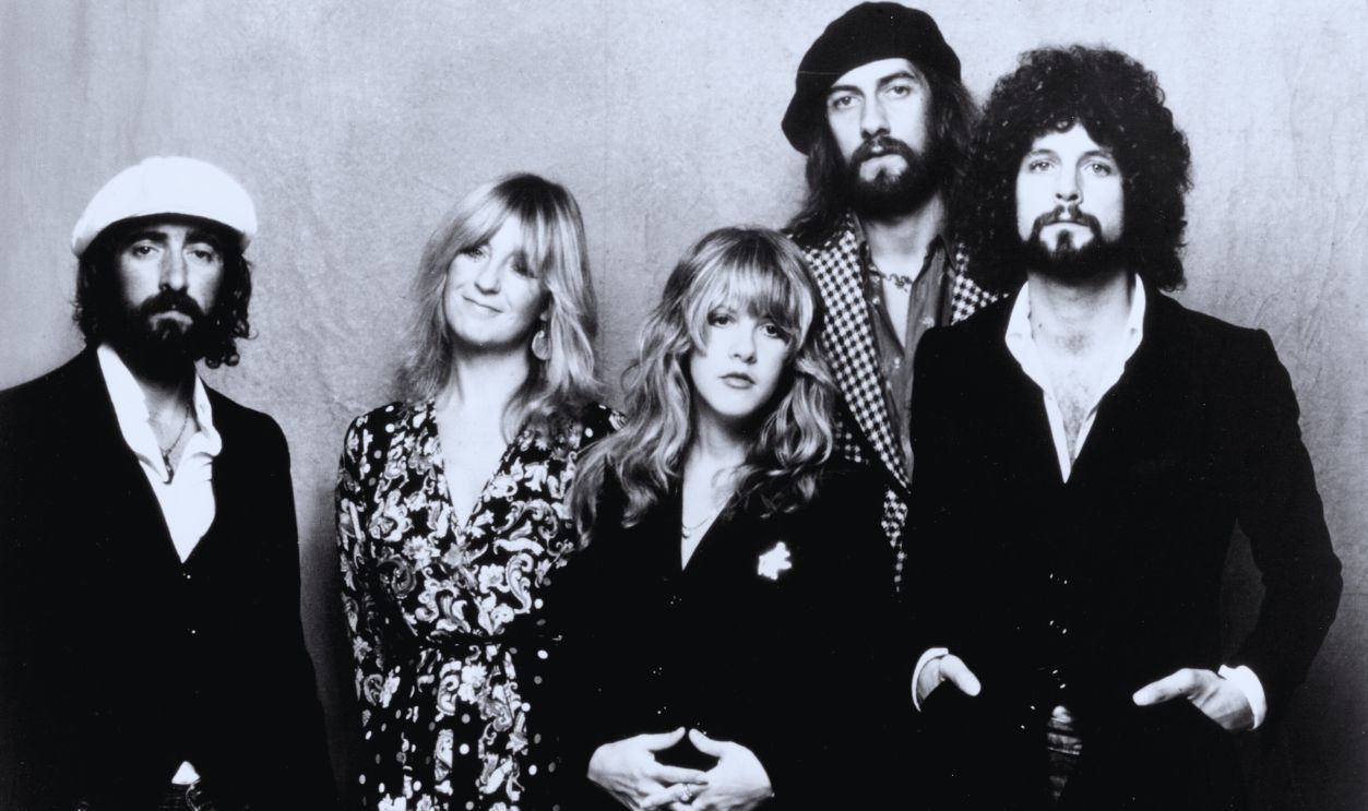 Gettyimages - 74270722, Fleetwood Mac Portrait 1975: (L-R) John McVie, Christine McVie, Stevie Nicks, Mick Fleetwood, and Lindsey Buckingham of the rock group 