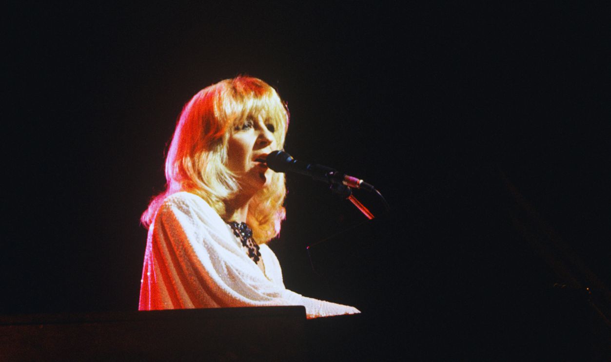Gettyimages - 1445951030, Christine McVie (MANDATORY CREDIT Ebet Roberts/Redferns) Christine McVie performing with Fleetwood Mac at the Brendan Byrne Arena in East Rutherford, New Jersey on October 24,1987.