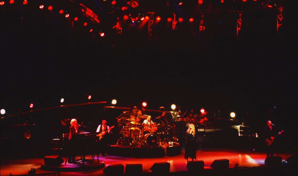 Gettyimages - 1318769787, Fleetwood Mac In Concert - Mountain View CA 1997 (L-R) Christine McVie, Stevie Nicks, Mick Fleetwood, and Lindsey Buckingham of Fleetwood Mac perform at Shoreline Amphitheatre on October 15, 1997 in Mountain View, California.