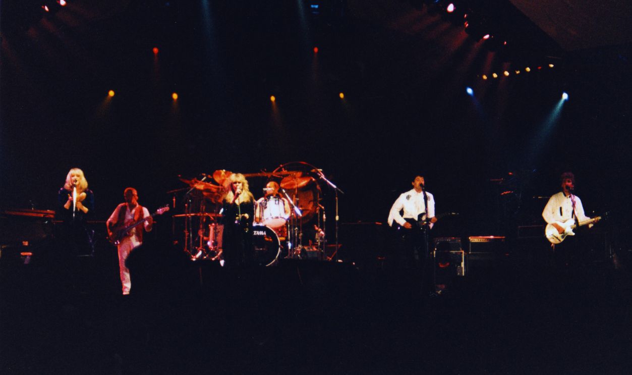 Gettyimages - 96344193, Fleetwood Mac Perform At Wembley Arena In London LONDON, UNITED KINGDOM - MAY 18: Christine McVie, John McVie, Stevie Nicks, Mick Fleetwood, Billy Burnette and Rick Vito of Fleetwood Mac perform on stage at Wembley Arena on May 18th, 1988 in London, United Kingdom.