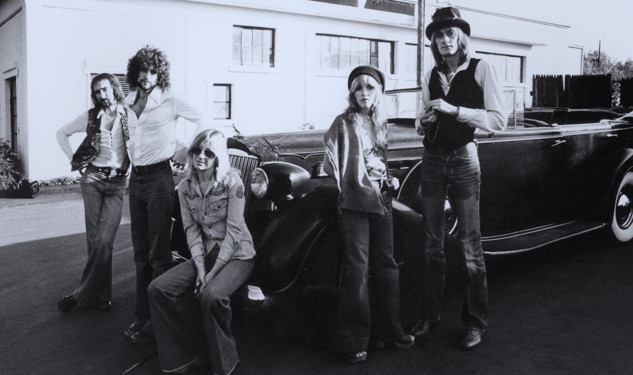 Gettyimages - 85001664, Photo of FLEETWOOD MAC UNITED STATES - OCTOBER 01: NEW HAVEN Photo of FLEETWOOD MAC, L-R: John McVie, Lindsey Buckingham, Christone McVie, Stevie Nicks, Mick Fleetwood - posed, group shot, by car.
