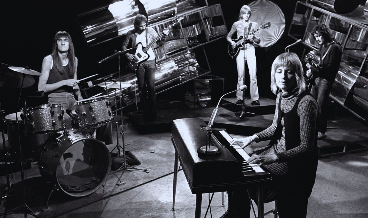 Gettyimages - 1473744497, Fleetwood Mac In London English Rock and blues band Fleetwood Mac (L-R) Mick Fleetwood, John McVie, Danny Kirwan, Jeremy Spencer and Christine Perfect perform in 1970 in London, UK.